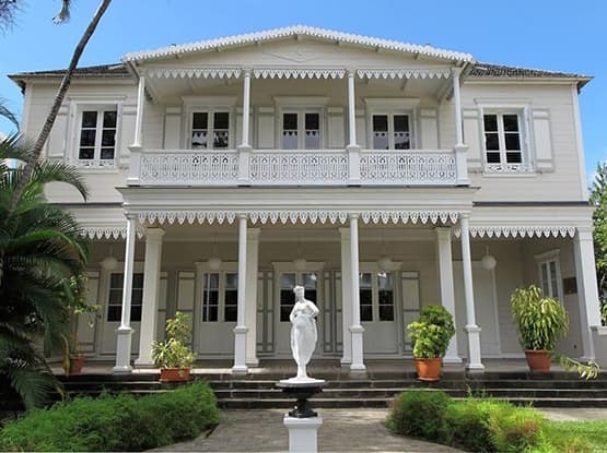 Découvrir l'architecture de la Réunion avec son style colonial Contactez Ouest VTC, nous serons votre guide pour découvrir les villages et les sites touristiques de la Réunion