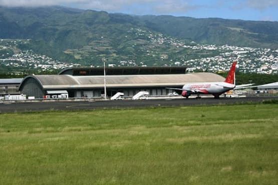 Transport VTC haut-de-gamme à La Réunion pour transferts avec aéroport Chauffeur privé avec Aéroport Rolland Garros et Pierrefonds